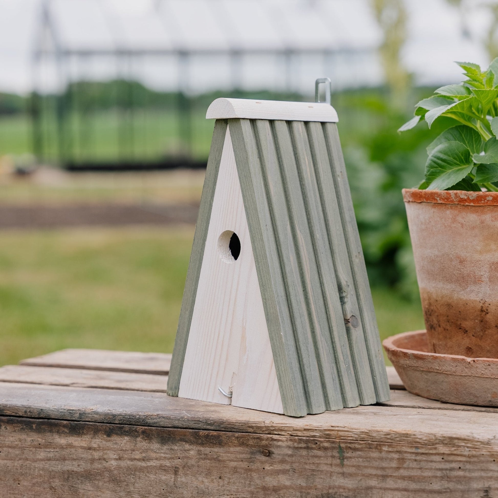Redekast, grenen driehoekig, L: 16 cm B: 13 cm H: 26 cm